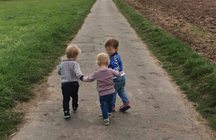 Kinder Spaziergang Händchen halten