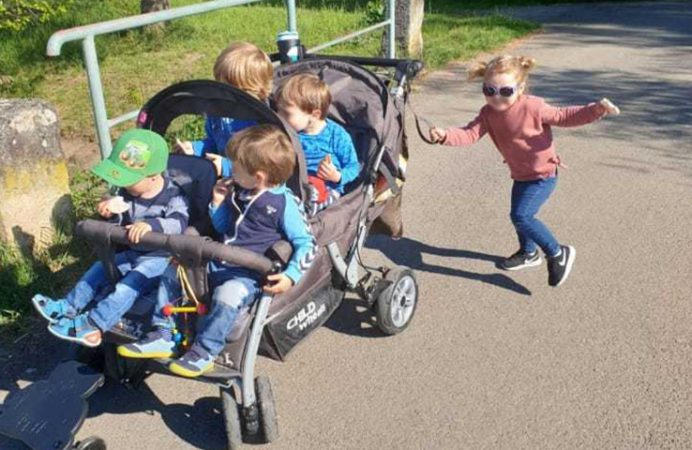 Kinder Kinderwagen Spaziergang